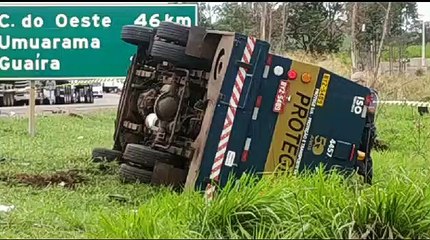 Acidente envolvendo dois caminhões e um carro forte deixa duas pessoas feridas na PR-323