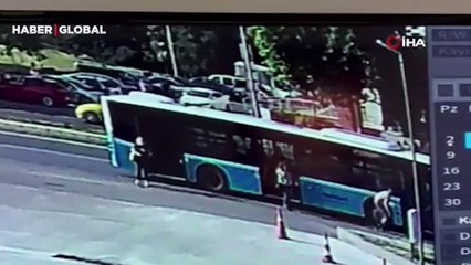 Durağın birkaç metre gerisinde durunca olanlar oldu! Otobüsten indi, motorlu kurye çarptı