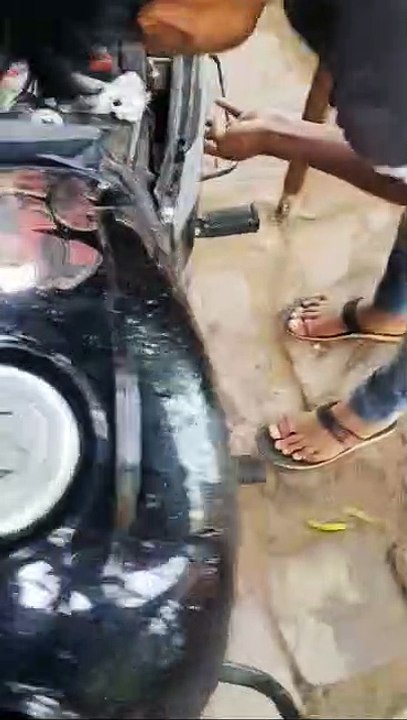 बाइक के अंदर घुसा सांप, सर्पमित्र ने रेस्क्यू किया