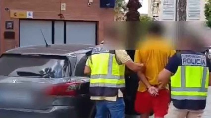 Momwnto en el que la Policía Nacional se lleva al detenido por rajar el cuello a un policía local en Alicante.