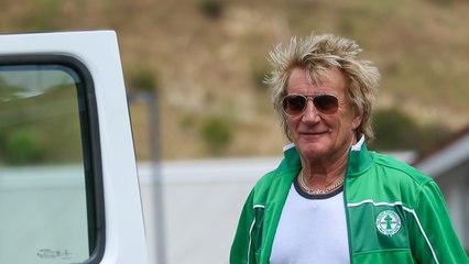 Rod Stewart Brings 94 Year Old Sister on Stage for Surprise Duet During Final UK Tour Date