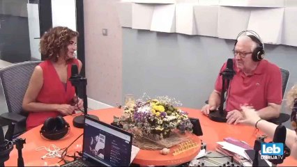 Un vidente lee la mano de la ministra de Hacienda, María Jesús Montero, en una entrevista en la televisión de Lebrija.