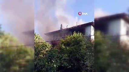 La maison est devenue inutilisable à la suite de l'incendie de la maison en bois