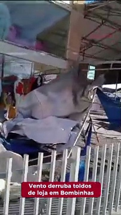 Vento derruba toldos de loja em Bombinhas