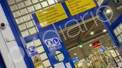 Un guarda de seguridad y ni rastro de Policía en el centro logístico que reparte el voto por correo