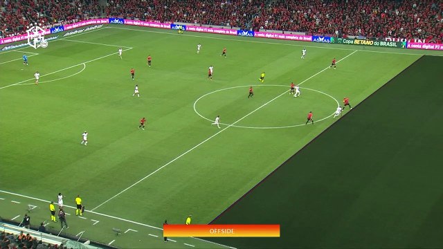 Presidente da Comissão de Arbitragem analisa imagens do VAR de Athletico x Flamengo