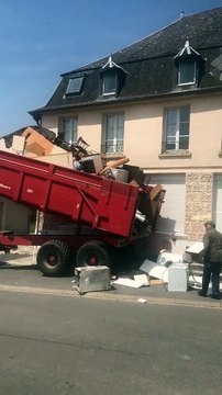 Non pagano affitto e sporcano in casa, la vendetta del proprietario