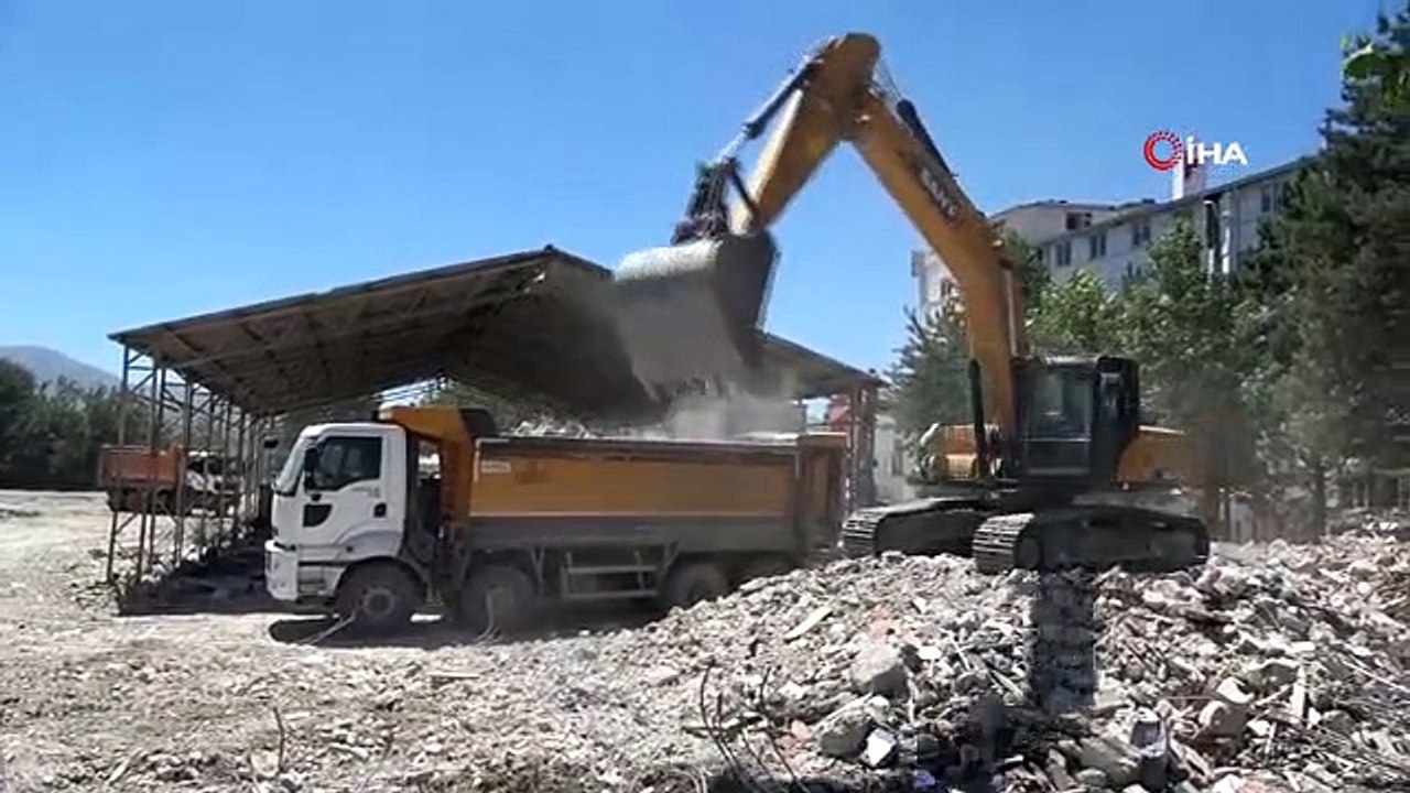 Malatya'da ağır hasarlı binalarda yıkımlar devam ediyor