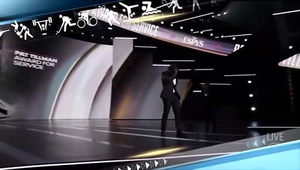 [스포츠영상] 경기 도중 심정지로 쓰러진 선수…눈물의 시상