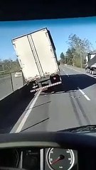 Ventos ocasionados por ciclone derrubam caminhão na BR-101; veja vídeo