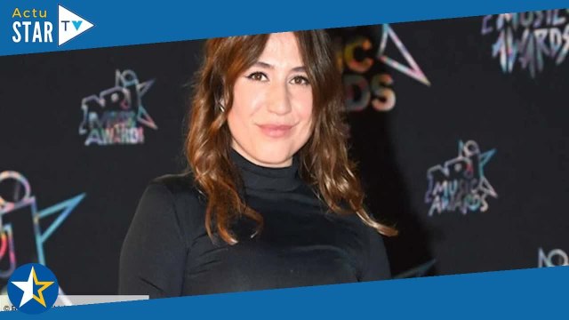 Izïa Higelin brise le silence après la polémique de ses propos contre Emmanuel Macron : “Je n’ai pas