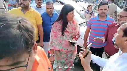 महापौर सड़क पर उतरीं, लोगों को किया जागरूक