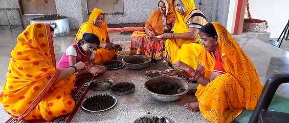 पार्थिव शिवलिंग बना रही महिलाएं