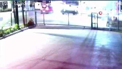 Aydınlatma direğine çarpan otomobil takla attı: O anlar kamerada