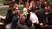 Découvrez les images surprenantes d'une bagarre qui a éclaté au parlement du Kosovo, après qu'un député d'opposition a aspergé d'eau le Premier ministre - VIDEO