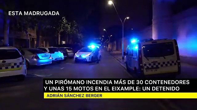 Un pirómano quema una batería de contenedores y motos en Barcelona