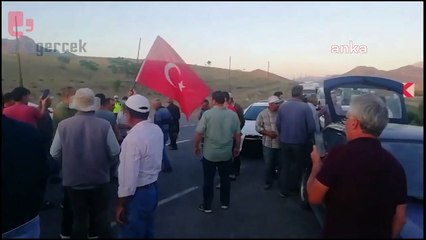 Kiraz üreticileri, satamadıkları kirazlar için karayolunu kapatıp eylem yaptı