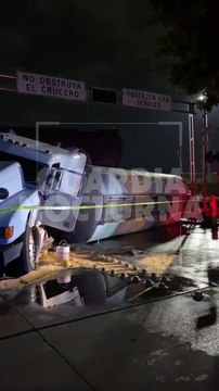 #Preliminar Una pipa cargada con más de 30 mil litros de agua, terminó volcada luego de que su conductor intentara ganarle el paso al tren. Este hecho tuvo lugar sobre el cruce de las avenidas Inglaterra y Enrique Díaz de León, en la colonia Del Fresno de