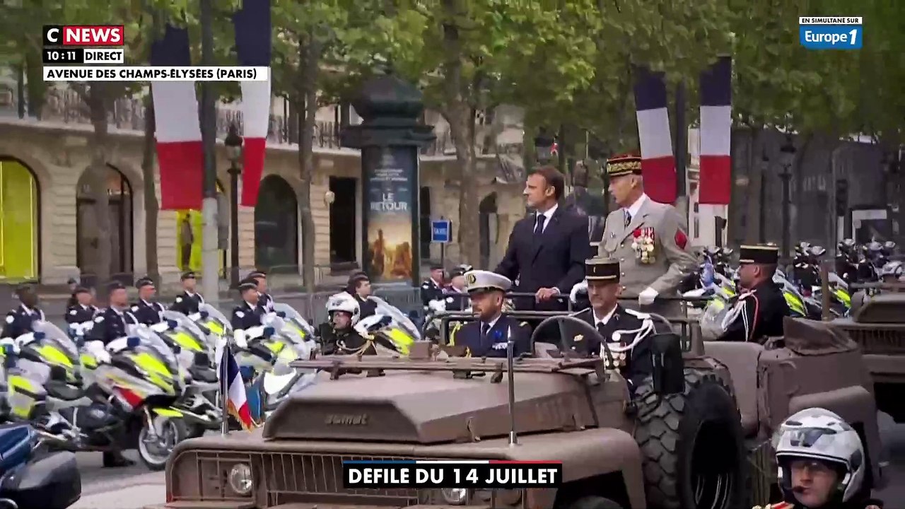 14 juillet: Emmanuel Macron hué pendant sa descente des Champs-Élysées, lors du passage en revue des troupes - Certains ont scandé "Macron démission"
