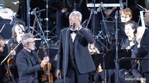 Andrea Bocelli a Lourdes dedica un brano al Papa e alla pace nel mondo