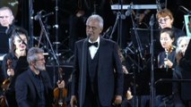 Andrea Bocelli a Lourdes dedica un brano al Papa e alla pace nel mondo