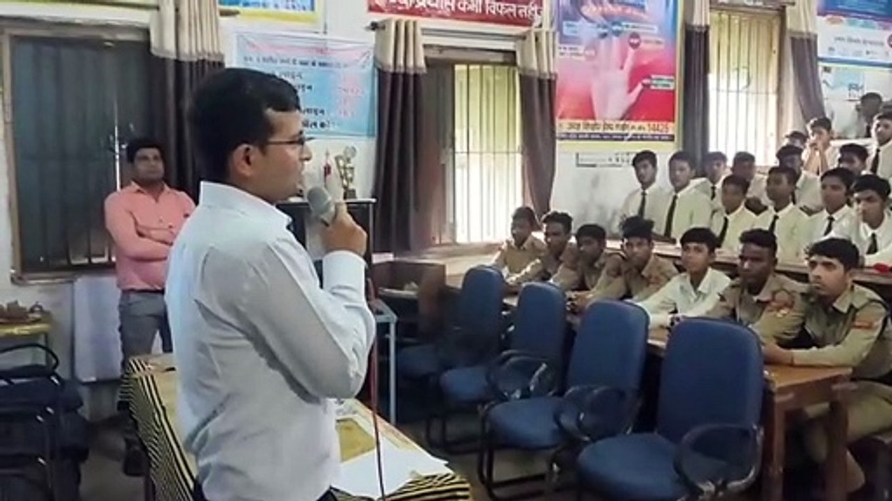 बच्चों से बोले कलेक्टर : कविता को न केवल पढऩा, बल्कि समझना भी जरूरी है