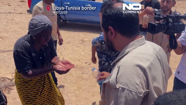 شاهد: تُركوا لحتفهم في لهيب الصحراء.. حرس الحدود الليبي ينقذ مهاجرين قرب الحدود التونسية