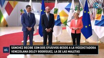 Sánchez recibe con dos efusivos besos a la vicedictadora venezolana Delcy Rodríguez, la de las maletas