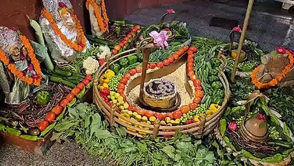 Har Har Mahadev : हरियाली अमावस्या पर टमाटर, भिंडी से किया भोले का शृंगार