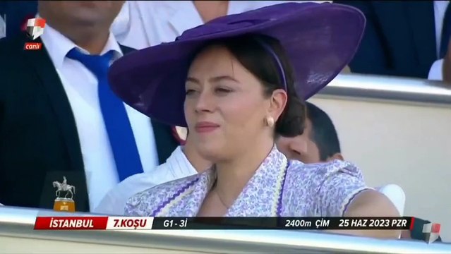 Gazi Koşusu sırasında ekranlara gelen Demet Evgar ve Emre Karayel’in verdiği sevimli tepki