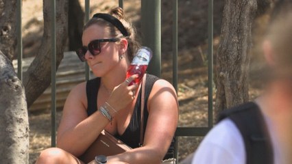 Canicule en Grèce: la Croix-Rouge distribue de l'eau aux visiteurs de l'Acropole