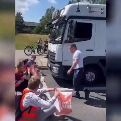 TIR şoförü iklim aktivistlerini yerde sürükleyip aracını üzerlerine sürdü