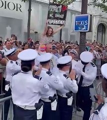 14 juillet: La forte émotion des policiers sur les Champs-Elysées ce matin en voyant la pancarte d'une petite-fille sur laquelle était inscrit: "Merci de nous protéger"