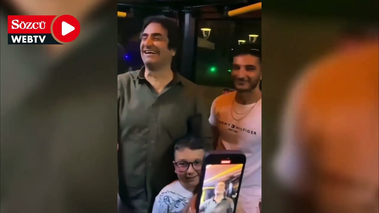 Mahsun Kırmızıgül, yolcularla birlikte 'Dinle' şarkısını söyledi