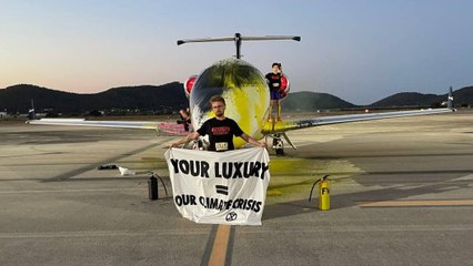 Activistas de Futuro Vegetal irrumpen en el Aeropuerto de Ibiza y rocían de pintura un jet privado