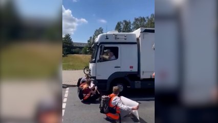 Almanya'da bir tır şoförü, yolu kapatan iklim aktivistlerinin üzerine tır sürdü
