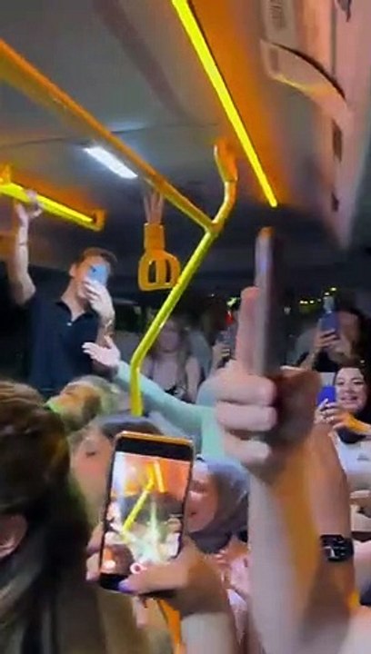 Mahsun Kırmızıgül minibüse binip şarkı söyledi