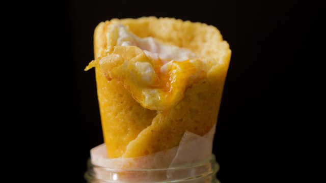 Cucurucho de queso y ensalada de pollo