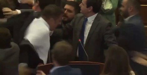 Kosovo, rissa in parlamento