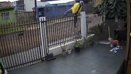 Ladrões 'cara de pau' furtam churrasqueira na frente dos donos