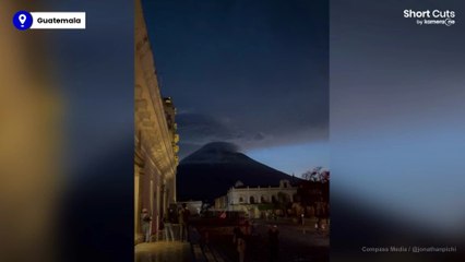 Image rare: des éclairs au sommet d'un volcan