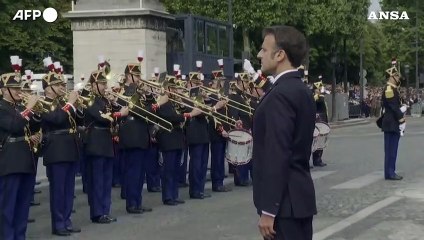 Macron alla tradizionale parata per anniversario presa della Bastiglia