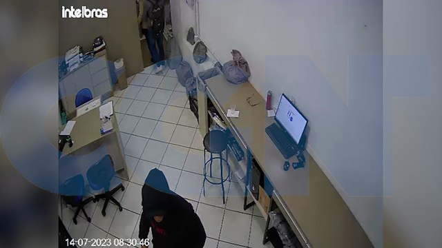 Vídeo mostra ladrões rendendo funcionárias e exigindo dinheiro, celulares e chave dos carros