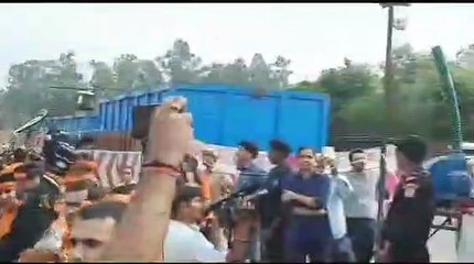 मेरठ में सीएम योगी ने कांवड़ियों पर पुष्पवर्षा कर किया स्वागत, हर हर महादेव से गूंज उठा दिल्ली देहरादून हाइवे