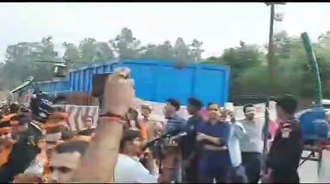 मेरठ में सीएम योगी ने कांवड़ियों पर पुष्पवर्षा कर किया स्वागत, हर हर महादेव से गूंज उठा दिल्ली देहरादून हाइवे