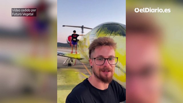 Detenidos cuatro activistas por rociar con pintura un jet privado en Ibiza en protesta por el “caos climático”