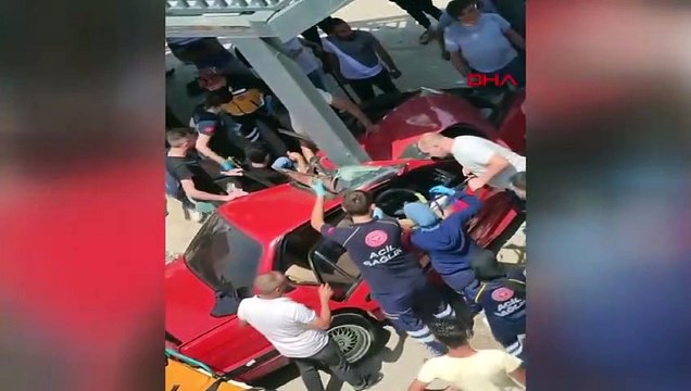 Bursa'da otomobil üst geçit ayağına çarptı: 2 kişi ağır yaralandı