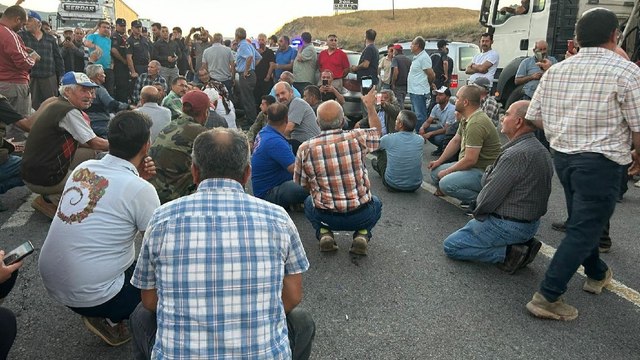 4 bin ton kiraz dalında kaldı, üreticileri karayolunu trafiğe kapattı