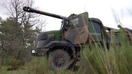 500 militaires s'entraînent sur le plus grand camp militaire d'Europe afin de maîtriser parfaitement le canon Caesar