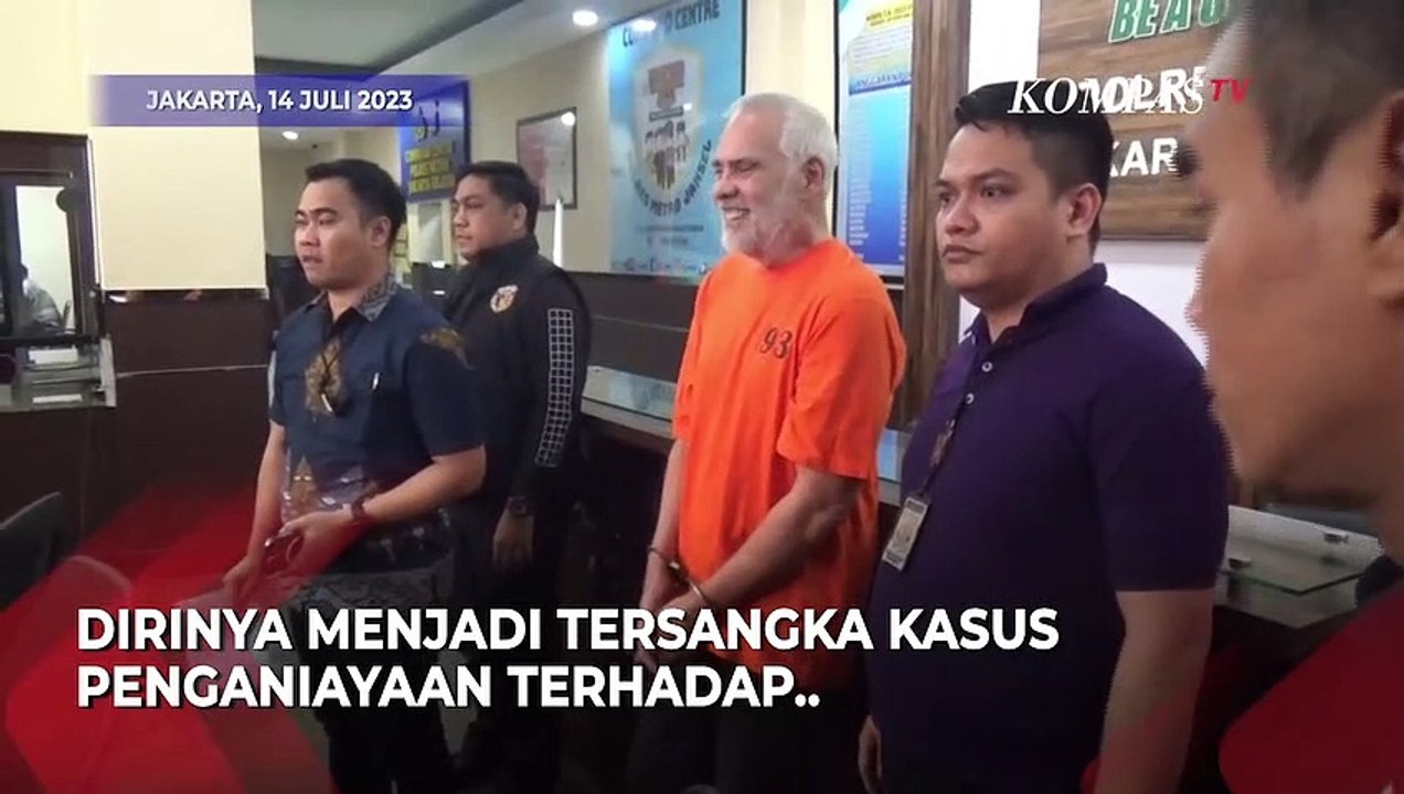 Senyum dan Dua Jempol Aktor Pierre Gruno Jadi Tersangka Kasus Penganiayaan